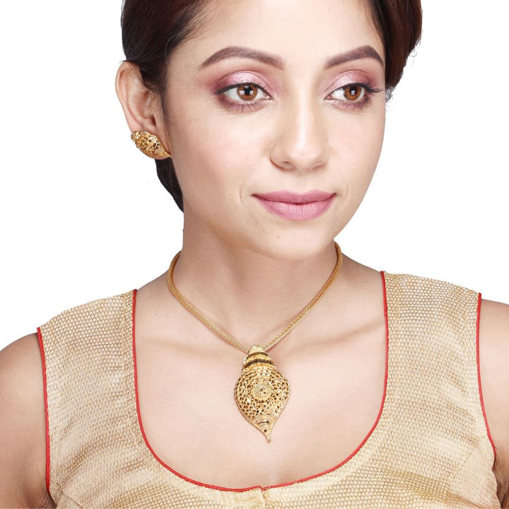 Salankara Creation Handmade Sankha-cutting Pendant with Earrings Set